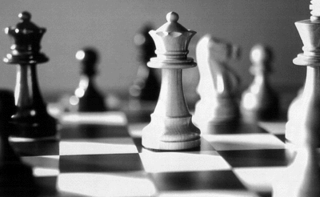 Jouer aux échecs à Paris au mois d'août
